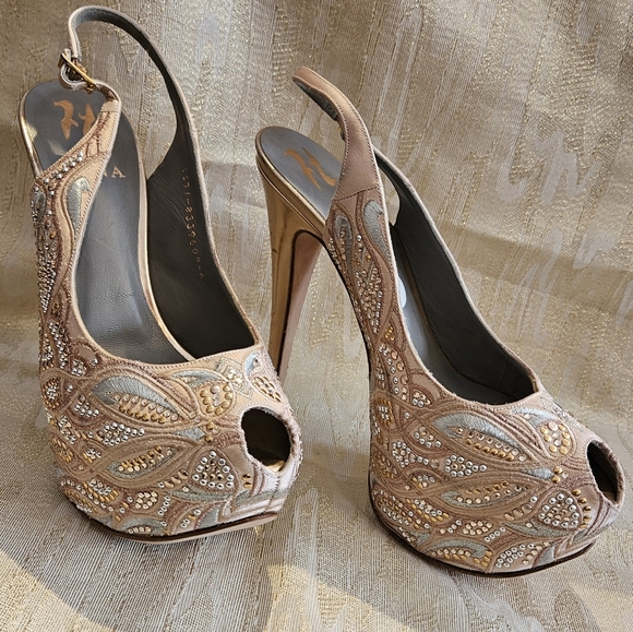 Embroidered Gold and Beige Beaded stilettos. Open Toe. Size 6 - Picture 12 of 12